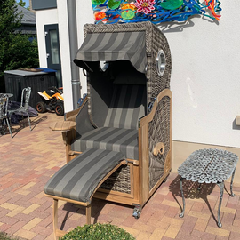 Singelstrandkorb-mit-Schwenktisch-und-Fußstuetzte_Gruenzimmer_Strandkoerbe-und-Gartenmoebel
