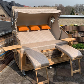 3-Sitzer-Strandkorb-mit-Bullaugen-und-Schwenktisch_Gruenzimmer_Gartenmoebel-und-Strandkoerbe